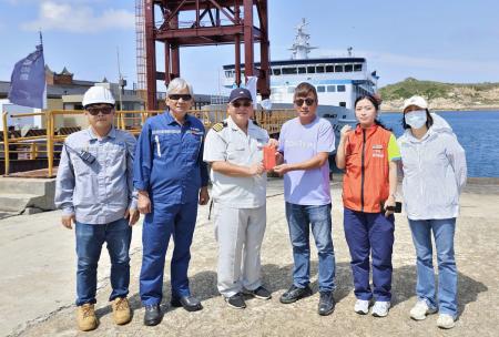 秋節將屆，東引鄉公所、鄉代會致贈臺馬之星秋節加菜金，感謝船員辛勞付出。（圖：東引鄉公所）