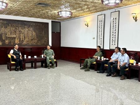 縣長王忠銘、議長張永江等向馬防部、海巡與岸巡單位致贈秋節敬軍加菜金，表達最誠摯的敬意與感謝。（圖／文：王致潔）