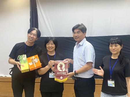 清泉國中光影劇團到塘岐國小演出並帶領學生體驗光影魅力。兩校互贈在地特色禮品，象徵跨校交流與深厚情誼，場面溫馨熱烈。（圖／文：鄭禮頤）