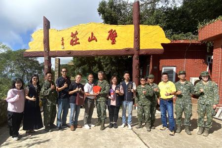 北竿鄉公所與鄉代會於中秋前夕前往國軍慰勞致贈加菜金與禮品，向前線弟兄表達關懷與祝福。（圖／文：鄭禮頤）