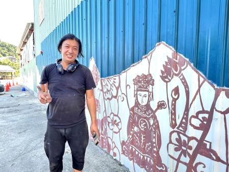 馬來西亞藝術家朱威龍繼藝術島《漁夢》，也為海巡隊廳舍工程圍籬彩繪裝飾。（圖／文：馮紹夫）