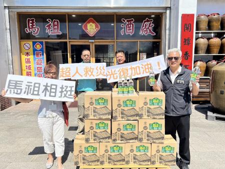 花蓮因堰塞湖溢流造成重大災情，縣府伸出援手急送防疫酒精一批，協助地方應對災後防疫挑戰。（圖／文：馮紹夫）