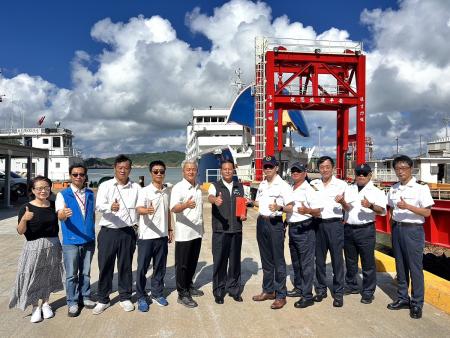 縣長王忠銘、議長張永江代表致贈新臺馬輪、臺馬之星秋節加菜金。（圖／文：馮紹夫）