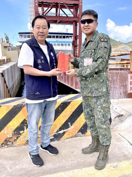 連江縣議會議長張永江中秋前夕慰勉東引駐軍，致贈加菜金感謝官兵堅守前線並長期協助地方事務。（圖：連江縣議會）