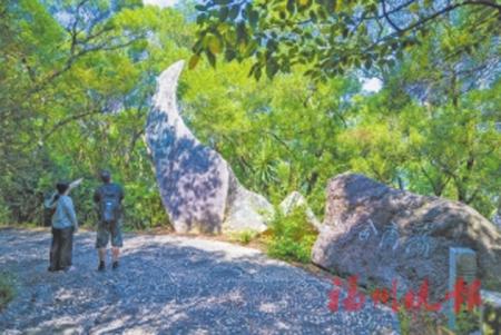 「吳航十二景」之一的「龍角含煙」。