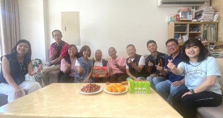 鄉長吳金平與鄉代會代表登門祝賀塘岐村陳孝光先生91歲生辰快樂，場面溫馨。（圖／文：鄭禮頤）