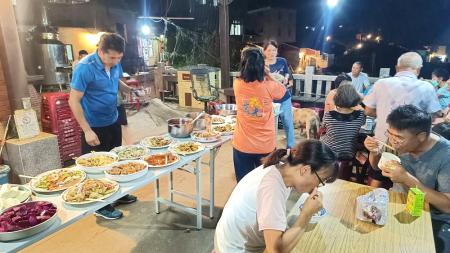 西莒青帆社區發展協會及西坵社區發展協會3日各別提前辦理中秋晚會，現場熱鬧滾滾。（圖／文：宋幸儒）