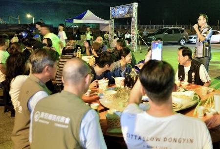 東引中秋月光派對結合拉力賽選手之夜，忠誠門廣場歡聚同歡樂。（圖／文：陳其敏）