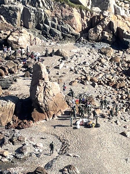 軍民與志工齊聚北竿，展開淨山淨海活動，守護馬祖海洋環境的決心。鄉親志工與官兵們在海上孔子像周邊協力清理漂流垃圾，恢復海岸原有風貌。（圖／文：鄭禮頤)）