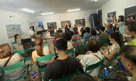 北竿后澳據點音樂會登場，優美的旋律在斑駁牆面與空間迴盪，吸引眾多鄉親與旅客共賞。（圖／文：鄭禮頤）