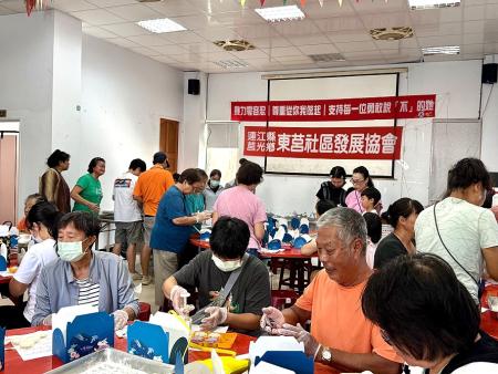 提前感受佳節，東莒社區發展協會邀鄉親一同動手做冰皮月餅！（圖／文：蔡夢玲）