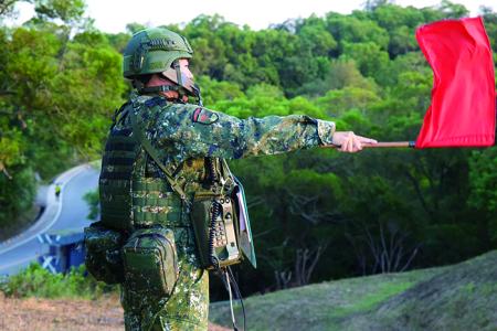 官兵依口令下達射擊任務。