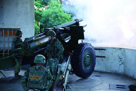 參演官兵進行榴砲射擊。