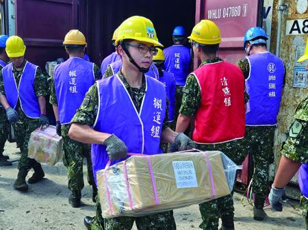官兵進行冷凍副食品搬運作業。