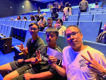 官兵欣賞舞團表演。