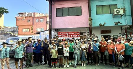 連江縣體育會運動i台灣四鄉五島大健行東莒秋季場4日上午在大坪村藝文廣場熱鬧展開。（圖／文：蔡夢玲）