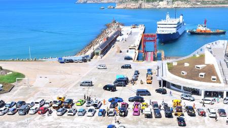 中秋連假到尾聲及拉力賽落幕，東引中柱港6日中午湧現旅客與汽車齊候船的繁忙景象。（圖／文：陳其敏）
