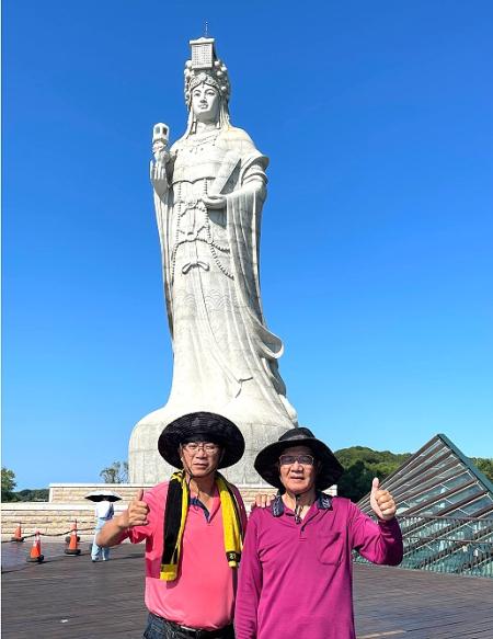 南台南家扶中心扶幼委員會榮譽主委黃金安與好友顏純左醫師，兩人公益行腳，日前抵達馬祖並捐贈馬祖家扶6萬元。（圖：馬祖家扶中心）