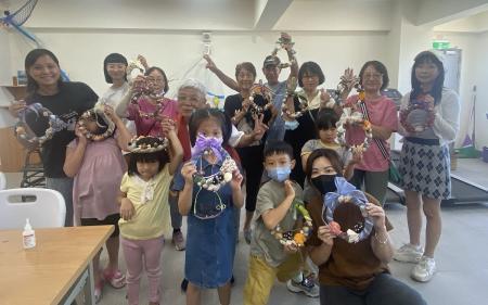 親手織入山與海，手作花圈作品繽紛，創意無限，現場洋溢溫情。（圖／文：鄭禮頤）