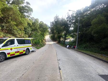 北竿北高坡發生車禍，王姓婦女遭機車追撞受傷，警消到場救援。（圖／文：鄭禮頤）