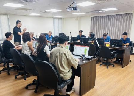 4位議員在縣府代理秘書長陳明傑、酒廠董事長高漢瑜陪同下考察馬祖酒廠市場的營運現況。（圖：馬祖酒廠）