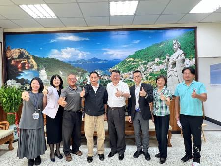 華信航空團隊由董事長陳大鈞（右4）、總經理莊明哲（右3）帶領，7日拜訪縣長王忠銘。（圖／文：馮紹夫）