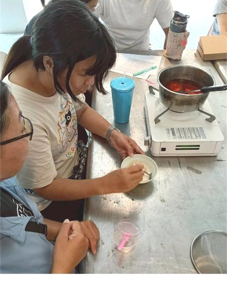 為推廣在地食農特色，莒光地區在地農業展售推廣中心每週六舉辦洛神花DIY體驗活動。（圖：產發處）