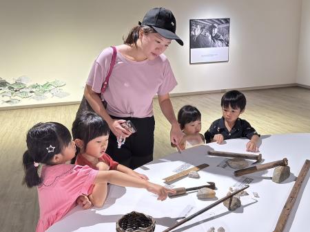 東莒附設幼兒園小朋友跨島前往南竿參訪國際藝術島展點。（圖／文：蔡夢玲）