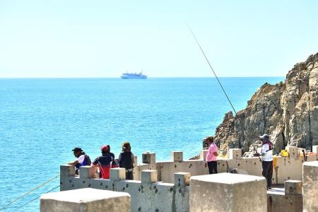 國慶連假前一天，到東引釣客數明顯增多，西沙、清水澳等地方皆能看見有人從事釣魚活動。（圖／文：陳其敏）