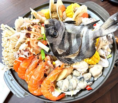 夢幻海鮮鍋。（圖與文：陳其敏）