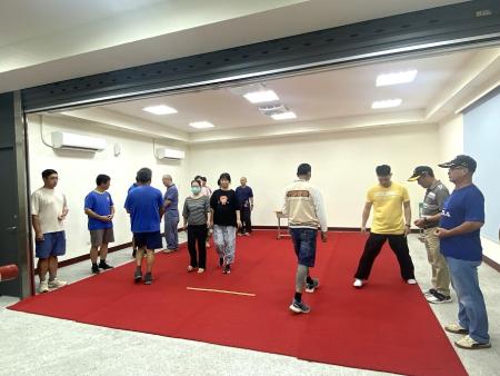 芹壁天后宮素人京劇團全員齊聚排練,為「擺暝文化祭」演出積極準備。(圖:總幹事陳德興提供/文:鄭禮頤)
