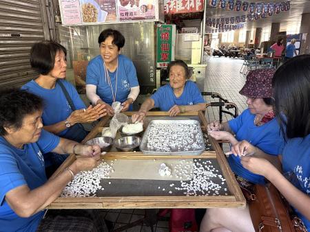 傳承與創新交融 燒塔節扭白丸喚醒味蕾記憶。(圖與文:王致潔)