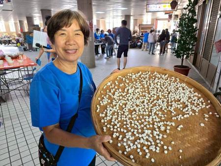 傳承與創新交融 燒塔節扭白丸喚醒味蕾記憶。(圖與文:王致潔)