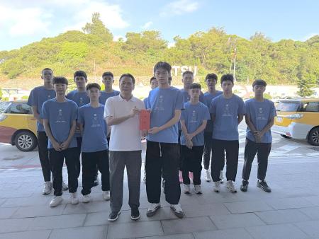 馬中籃球隊赴台參加HBL高中籃球聯賽甲級資格賽，縣長王忠銘到場致贈程儀，為球員加油打氣。（圖／文：王致潔）