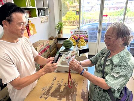 即日起，無手機LINE帳號民眾可利用QR code在配合商家進行點數兌換。（圖：連江縣衛生局）