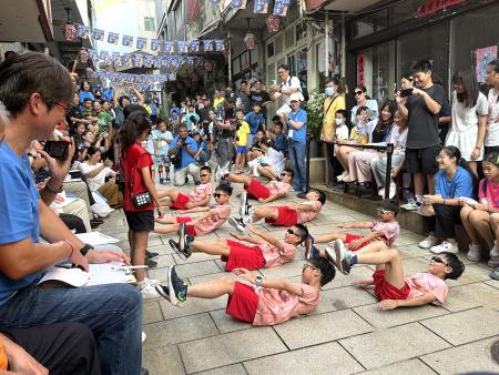 除穢儀式由縣長王忠銘、議長張永江等人持火把點燃磚塔,象徵除穢迎新;創意踩街熱鬧繽紛,展現節慶活力。(圖/文:王致潔)