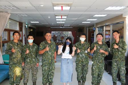 官兵與大同之家主任合影。