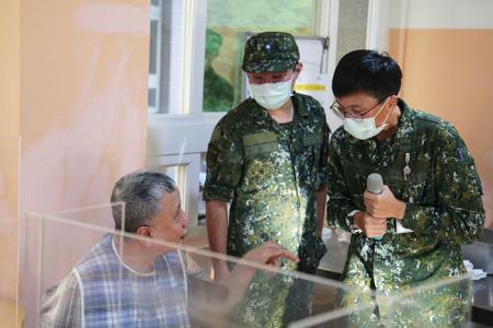官兵與長輩互動。