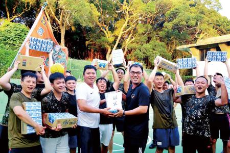 於賽後冠軍隊伍合影。