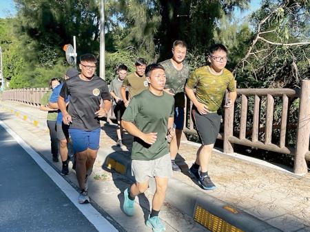 官兵進行長跑訓練。