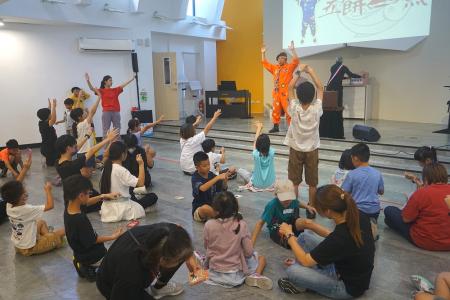 馬祖衛理堂舉辦十十兒童品格魔術營，紅鼻子哥哥用魔術傳遞愛與專注的好品格。（圖：馬祖衛理堂）