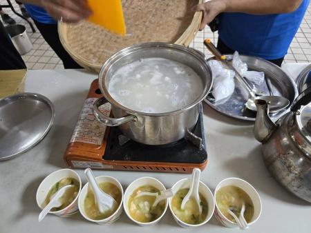 鐵板500碗熱騰騰出爐。(圖與文:王致潔)