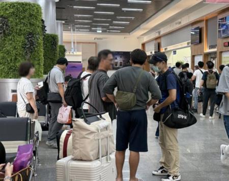 連假結束,機場出現返台人潮。(圖/文:王致潔)