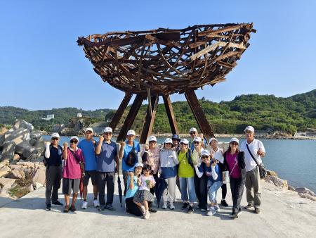 北竿鄉親及退休公教人員協會不約而同參訪藝術島,體驗在地藝文魅力。(圖:王致潔、縣府人事處)