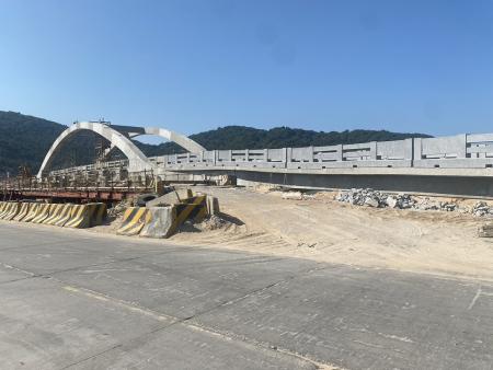 北竿塘后橋梁新建工程持續推進,預計10月下旬完成銜接並開放通行,未來將成為串聯機場與后澳村的重要交通要道。(圖/文:鄭禮頤)