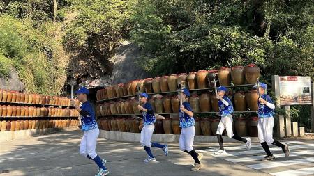 114年全運會大會聖火昨天傳抵馬祖,馬祖高中棒球隊擔任聖火隊,縣長王忠銘在縣府前迎接。(圖/文:馮紹夫)