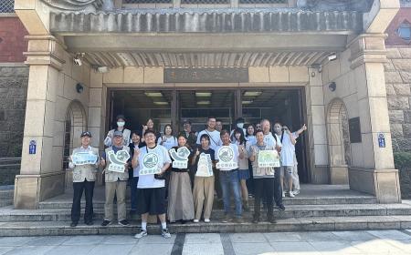 東引鄉親一行25人在鄉長林德建及鄉代林宇超隨同下，抵達南竿展開藝術島參訪之旅。（圖／文：王致潔）