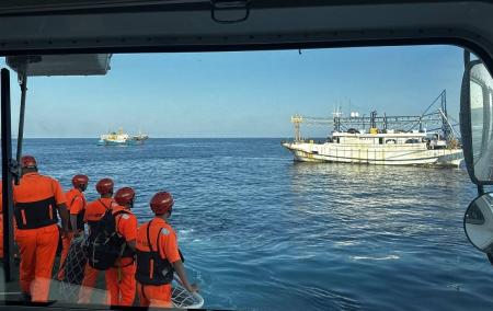 兩岸漁船13日在馬祖東引外海因勾壞籠具引起漁事糾紛，在海巡協調下雙方達成和解。（圖：馬祖海巡隊）