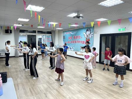 馬祖家扶中心今年成立星光啦啦隊,鼓勵孩子透過舞蹈勇敢表達自我;日前首次參加燒塔節踩街,為節慶增添青春氣息。(圖:王致潔、馬祖家扶中心)
