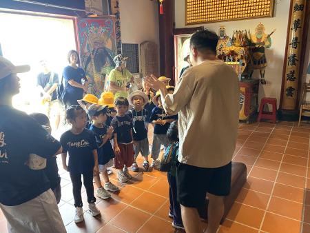 塘岐幼兒園秋郊活動熱鬧登場，探索藝術島展點與聚落風光。（圖／文：鄭禮頤）